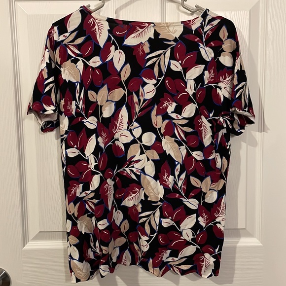 NWT Dress Barn Size Large Floral Short Sleeve Blouse - Picture 2 of 5
